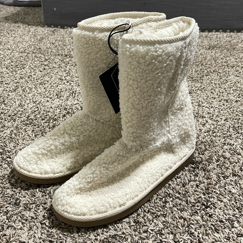 Forever 21 Cream boot/slipper size 8 NWT